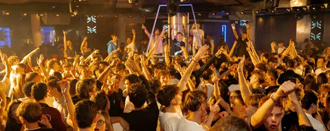 Il pubblico con le mani alzate durante il live di DJ Sputnik