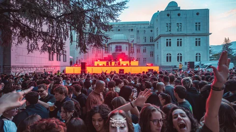 Il pubblico davanti al palco di Mesiano al tramonto