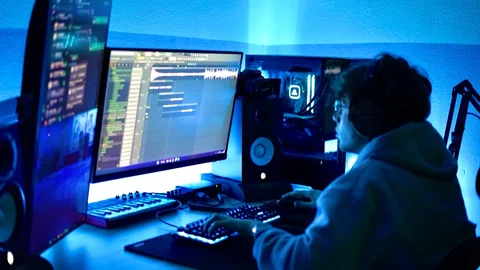 DJ Sputnik al lavoro nella postazione di produzione musicale