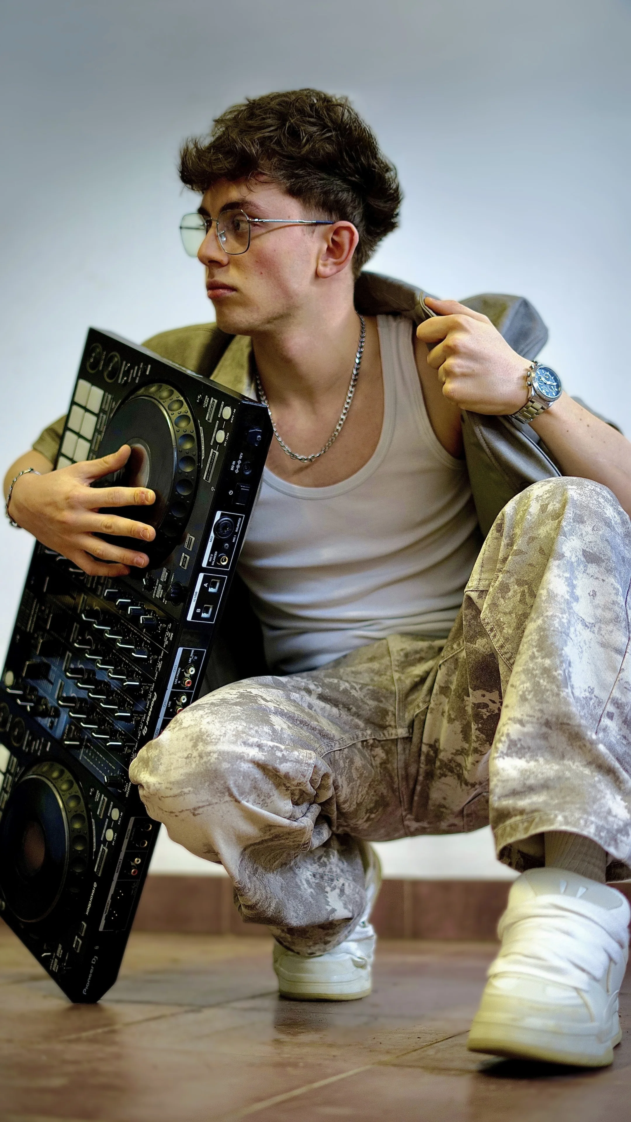Ritratto di DJ Sputnik con la sua console