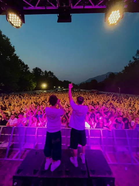 DJ Sputnik sul palco saluta il pubblico al termine del live